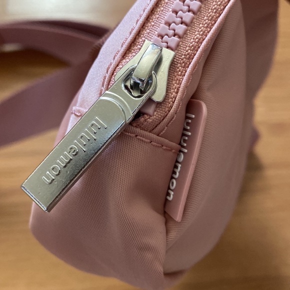 🎉🎉 HOST PICK 🎉🎉 Lululemon Everywhere Belt Bag in Pink Pastel - Picture 4 of 6